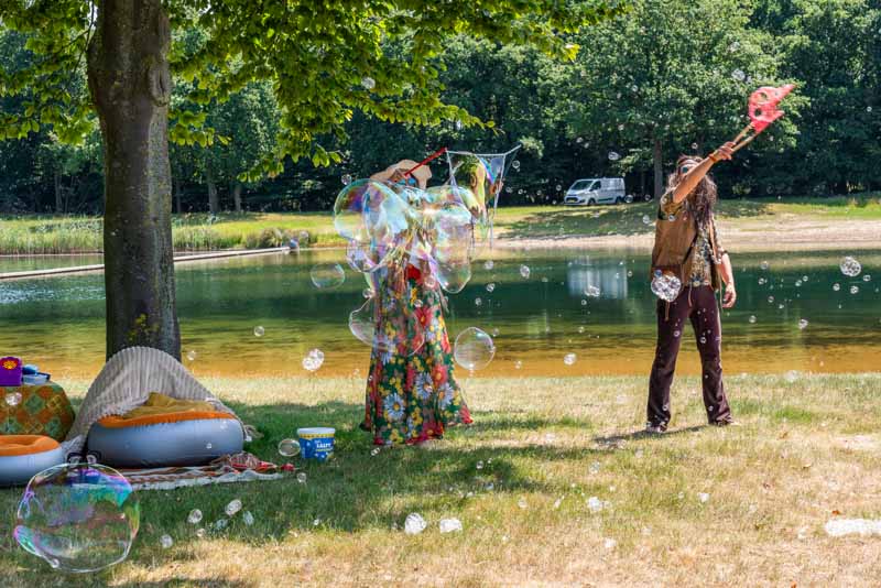 Hippies met zeepbellen
